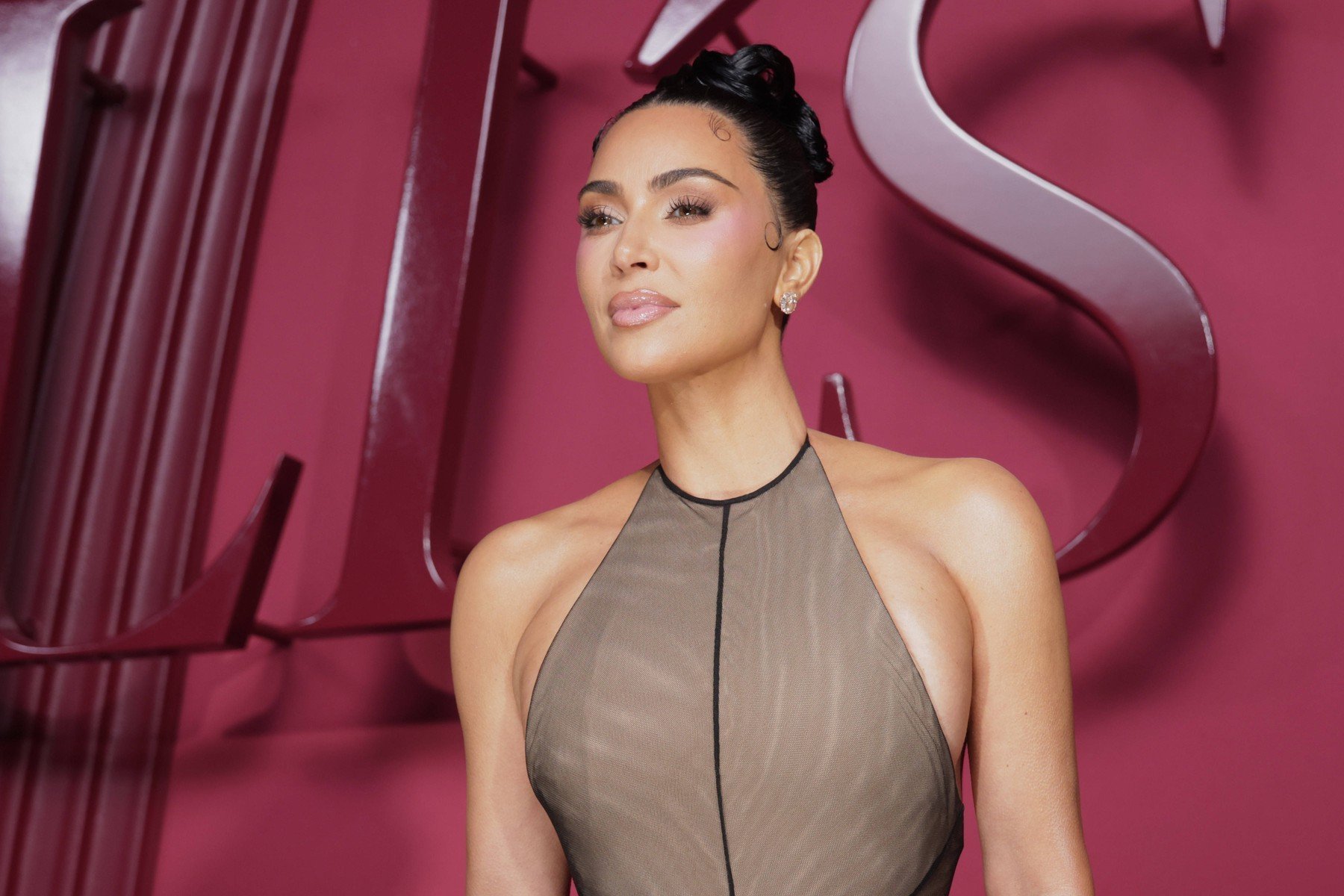 [ad_1] Kim Kardashian, cunoscută pentru cariera sa în televiziune și modă, a stârnit recent atenția publicului după declarațiile sale despre utilizarea inteligenței artificiale în procesul său de studiu pentru admiterea în profesia de avocat