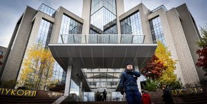 Republica Moldova negociază cu Lukoil pentru preluarea infrastructurii energetice de la aeroportul din Chișinău, iar compania trebuie să-și oprească activitatea în țară până pe 21 noiembrie