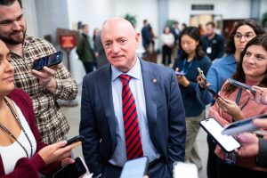 Pentagonul avertizează senatorul democrat Mark Kelly cu o posibilă chemare în armată pentru a fi supus unui proces pentru răzvrătire