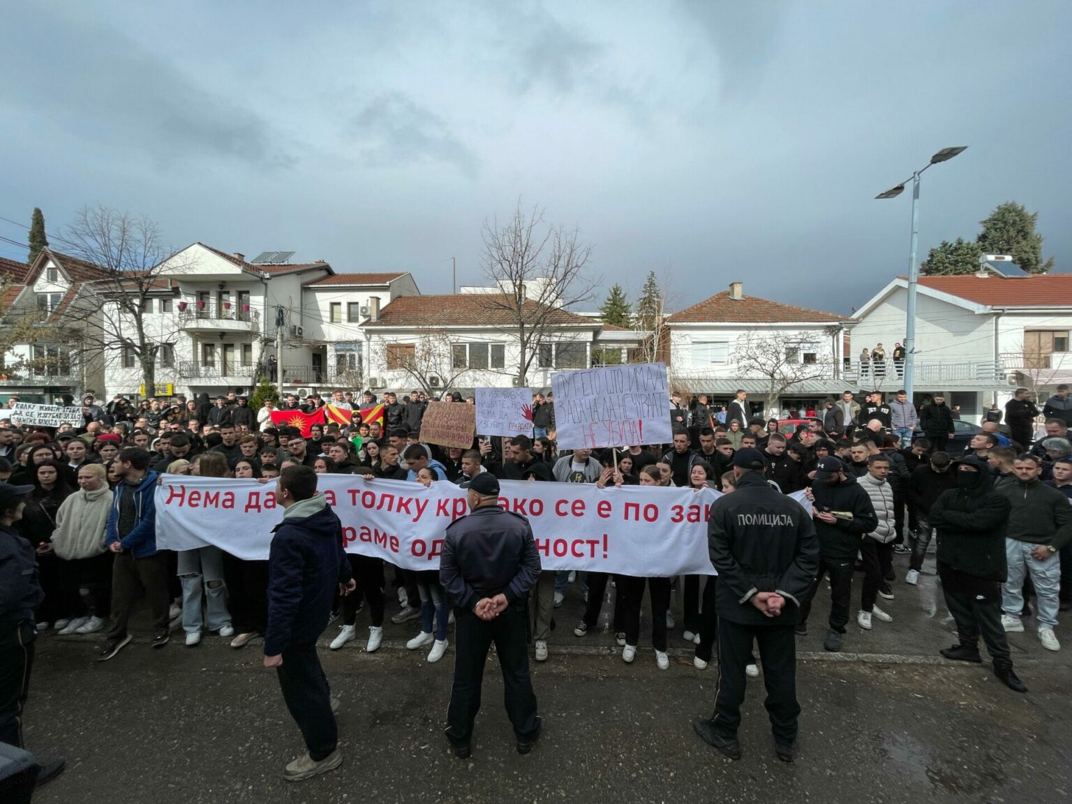 Mii de oameni protestează în Macedonia de Nord și solicită justificare pentru cele 63 de victime ale incendiului dintr-o discotecă; procesul va începe luni