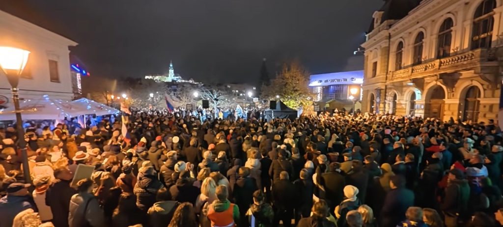 Mii de cetățeni cehi și slovaci au ieșit în stradă pentru a comemora Revoluția de Catifea și îi acuză pe Andrej Babis și Robert Fico de trădarea moștenirii tranziției democratice