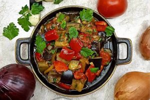Ajapsandali: Deliciul georgian cu vinete, o tocană sau zacuscă tradițională din Georgia / Alegerea ideală pentru o masă vegetariană