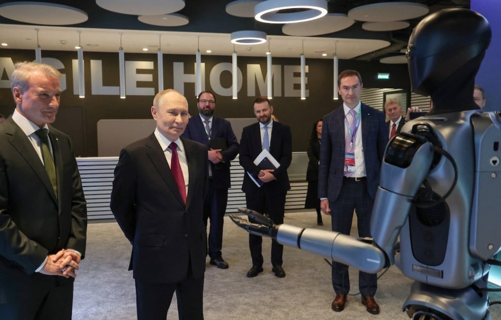 robot-danseaza-pentru-putin.jpg