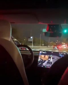 Uber introduce primele taxiuri autonome complet în Abu Dhabi