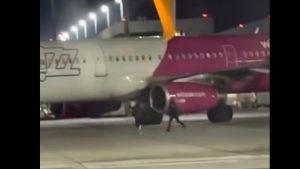 Doi români filmați în grabă pe pista aeroportului din Köln, urmărind un avion WizzAir, opriți de serviciile de securitate: „Cât de lipsit de minte trebuie să fii…”