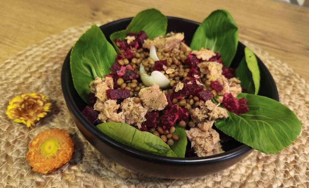 Delicioasă salată caldă cu linte, sfeclă și ton, ideală pentru prânz, cină sau gustare în deplasare, bogată în proteine