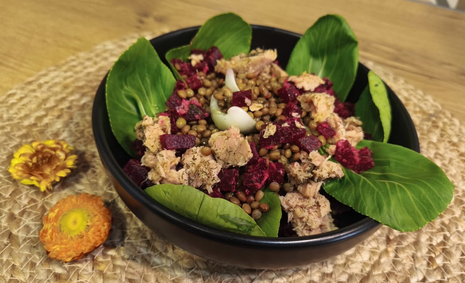 Delicioasă salată caldă cu linte, sfeclă și ton, ideală pentru prânz, cină sau gustare în deplasare, bogată în proteine
