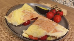 Rețeta Juanitei pentru un sandwich proteic, cu ou și șuncă în loc de pâine, ideal pentru un mic dejun hrănitor și keto-friendly