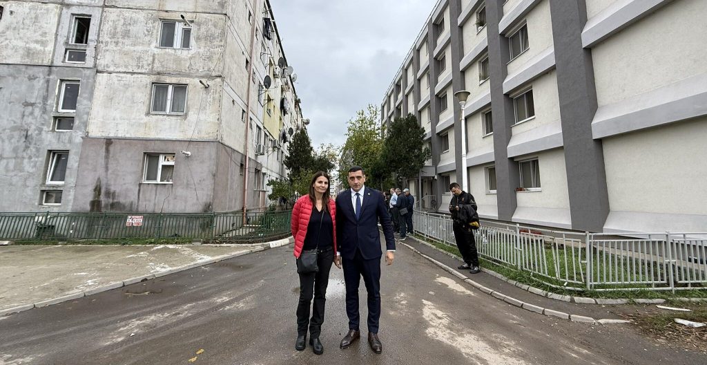 Factual | George Simion a făcut declarații false despre clădirea deteriorată „unde locuiesc românii” și despre ansamblul reabilitat „unde locuiesc migranții” în Sectorul 6