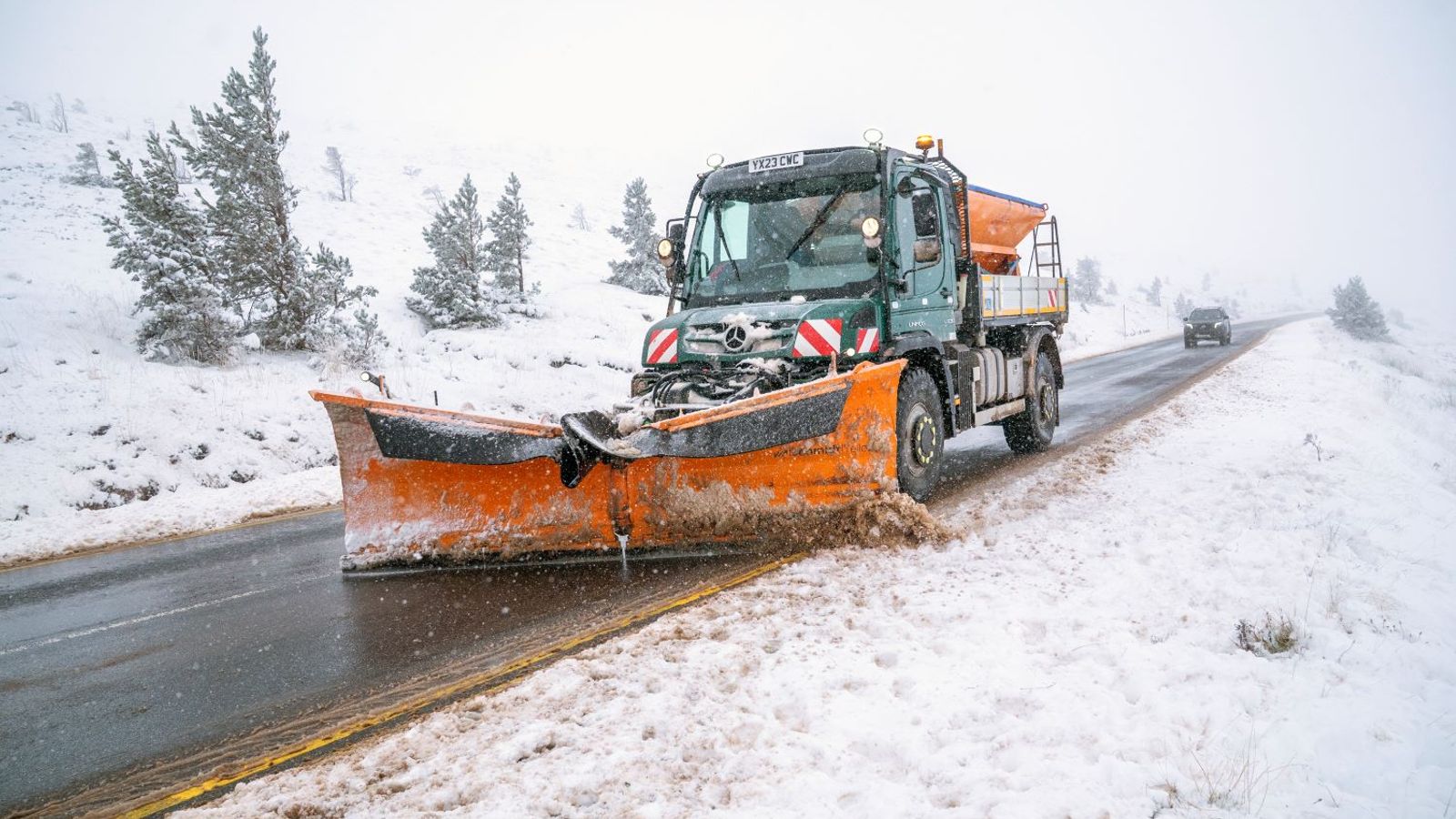 Vremea în Regatul Unit: Avertizare de furtuni de zăpadă și condiții de „patinoar” – în timp ce sunt în vigoare șapte alerte | Știri din Regatul Unit

Sau o altă variantă:
Regatul Unit sub atacul iernii: Avertizări de viscole puternice și drumuri alunecoase – șapte alerte meteo sunt în vigoare | Ultimelor știri din Regatul Unit

Sau o a treia variantă:
Vreme severă în Regatul Unit: Furtuni de zăpadă și condiții de circulație periculoase – șapte alerte meteo emittee | Știri actuale din Regatul Unit