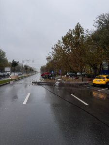 FOTO/VIDEO: O femeie de 66 de ani a răsturnat mașina pe Bulevardul Constantin Brâncoveanu din București după ce a acroșat un stâlp de iluminat