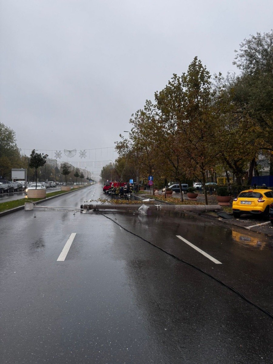 FOTO/VIDEO: O femeie de 66 de ani a răsturnat mașina pe Bulevardul Constantin Brâncoveanu din București după ce a acroșat un stâlp de iluminat