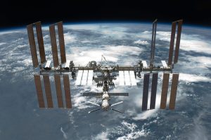 Trei astronauți, doi ruși și un american, călătoresc spre ISS cu un modul Soiuz