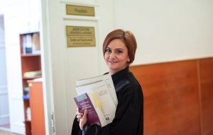 Judecătoarea Adriana Stoicescu, implicată în dosarul lui Călin Georgescu, asociază Holocaustul evreilor cu controversele din sistemul judiciar generate de tăierile de pensii pentru magistrați, afirmând că totul a început cu simple semne galbene pe haine