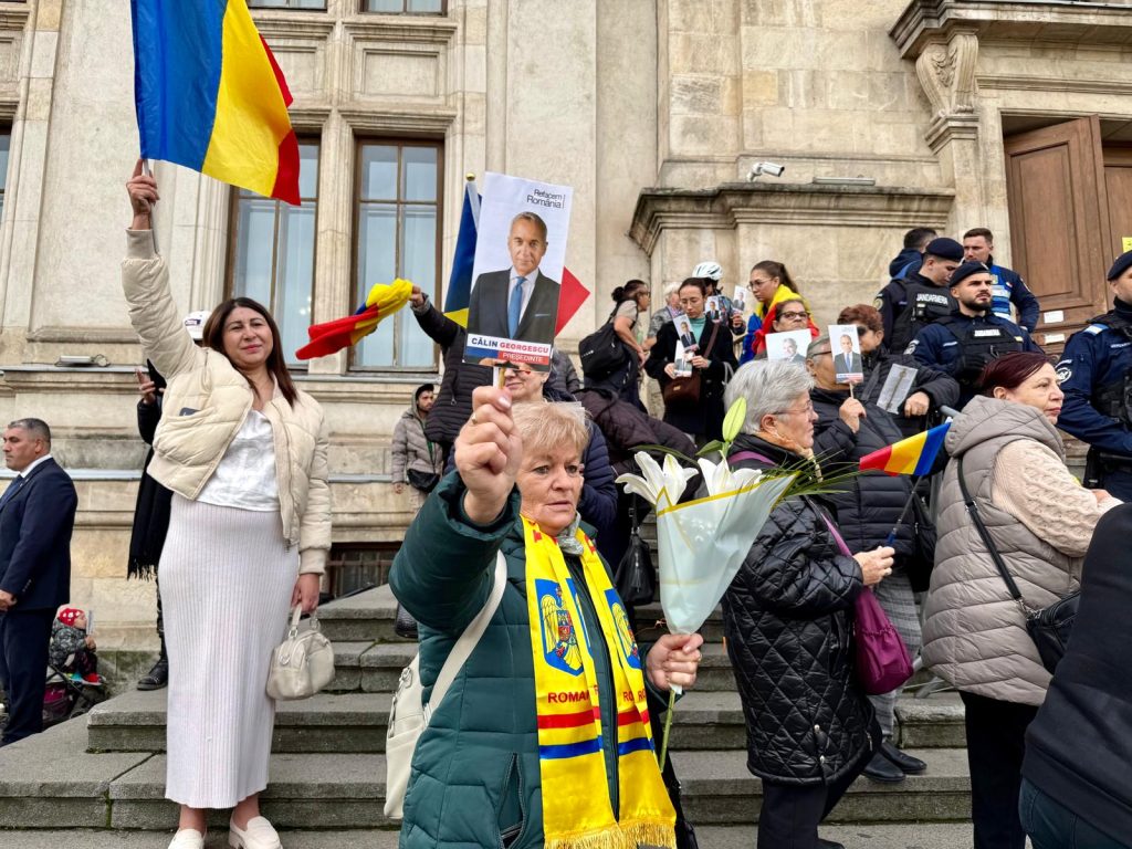 Video: Versurile poeziei „Avem o țară”, atribuită poetului Radu Gyr, fiind difuzate la boxe în fața Curții de Apel București de către susținătorii pro-rus ai lui Călin Georgescu