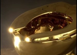 Eleganță sau kitsch? Motivele pentru fascinația bogaților și celebrităților față de toaletele din aur