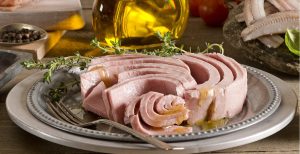 Tonal și țelina gătită la cuptor, o rețetă perfectă pentru sezonul rece / Combinația lor oferă profunzime și personalitate preparatului / Bucătar: tonul se adaptează ușor și este ideal pentru acompanierea legumelor de iarnă