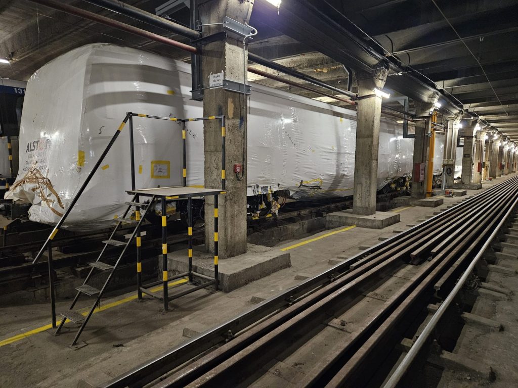 Trenurile moderne, destinate să diminueze poluarea la metrou, rămân blocate în depozit. Metrorex le supune unor teste rapide | Green Report