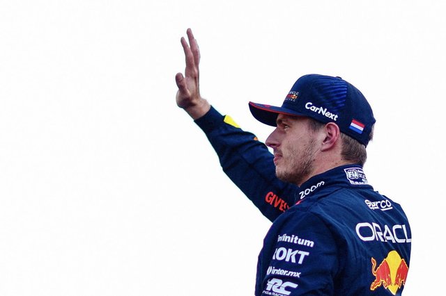 Pilotul Max Verstappen compară experiența de a conduce pe pista udă de la circuitul din Las Vegas cu condusul pe suprafețe extrem de alunecoase.