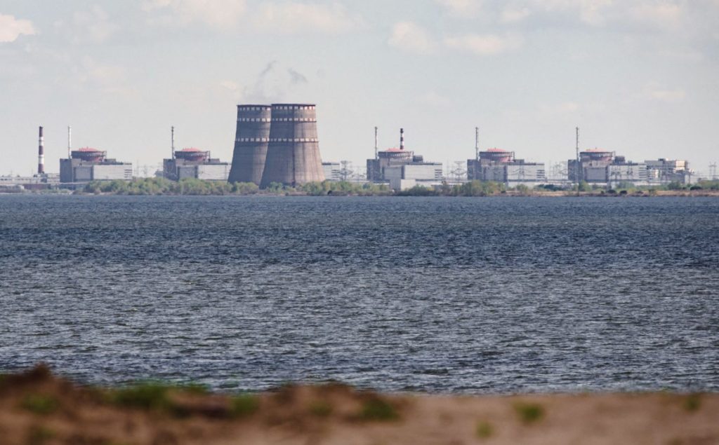[ad_1] Trei reactoare nucleare ucrainene funcționează de aproximativ zece zile la o capacitate redusă, după un atac de pe 7 noiembrie, pe care guvernul ucrainean îl atribuie Rusiei, conform Agenției Internaționale pentru Energie Atomică (AIEA)