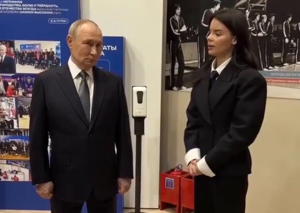 Un nou indiciu reaprinde speculațiile despre starea de sănătate a președintelui rus: „Vladimir Putin are dificultăți cu mâinile”