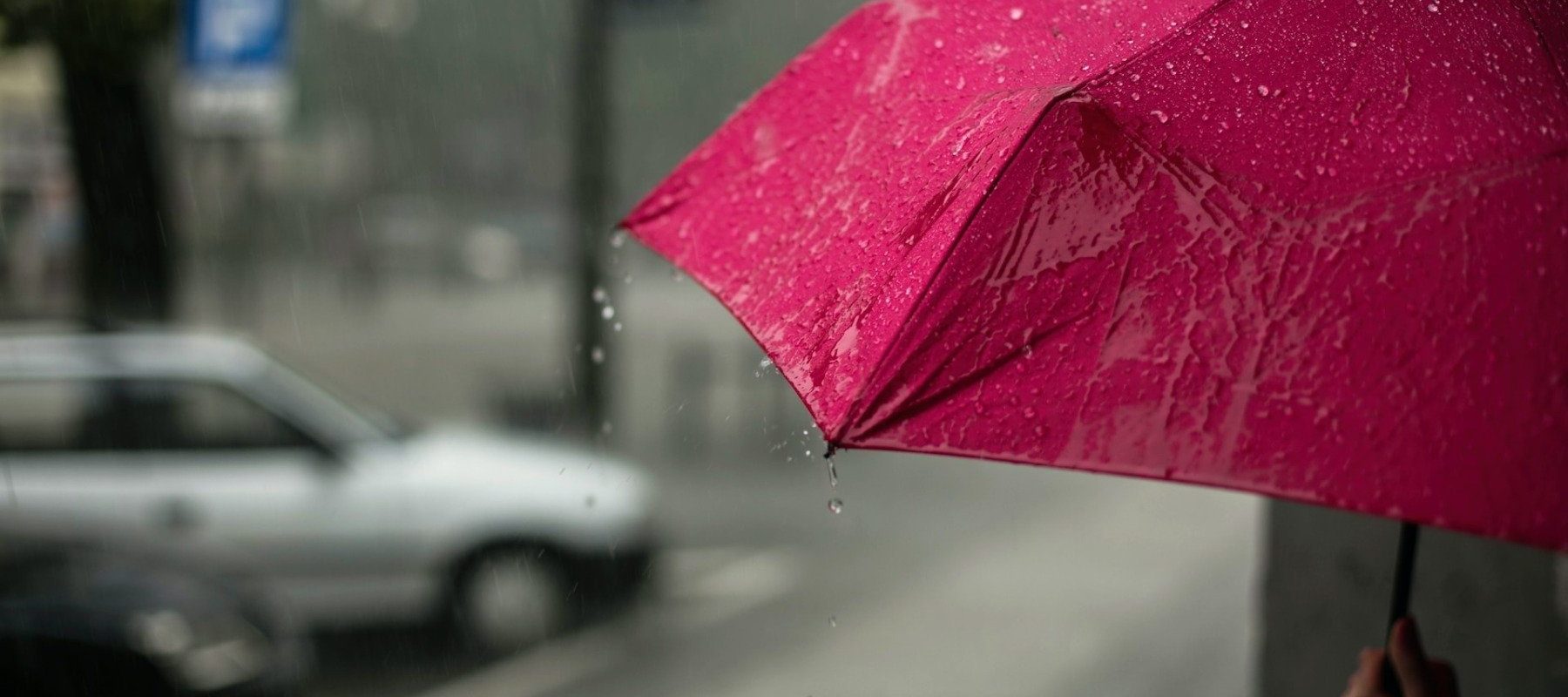 vreme-ploaie-ploua-inundatii-umbrela.jpg