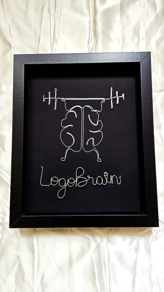 Inginer din Sibiu deschide o afacere cu articole din sârmă modelatoare, investind 500 de euro și punând suflet în fiecare creație