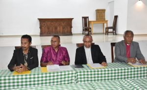 Titlul postarii poate fi reformulat astfel: “Africa: Tranziție democratică – Perioada de consultări naționale pe continent și în Madagascar”. 

Sau, utilizând sinonime: 

“frica: Schimbare democratică – Era de dialoguri naționale în Africa și în insula Madagascar”. 

Sau: 

“Evolutia democratică a Africii: Consultări naționale pe continent și în Madagascar”.