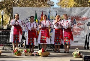 Imagini și videoclipuri: Cum au celebrat românii din Castellón de la Plana Ziua Națională, orașul spaniol plin de drapele, melodii și delicii culinare românești duminică