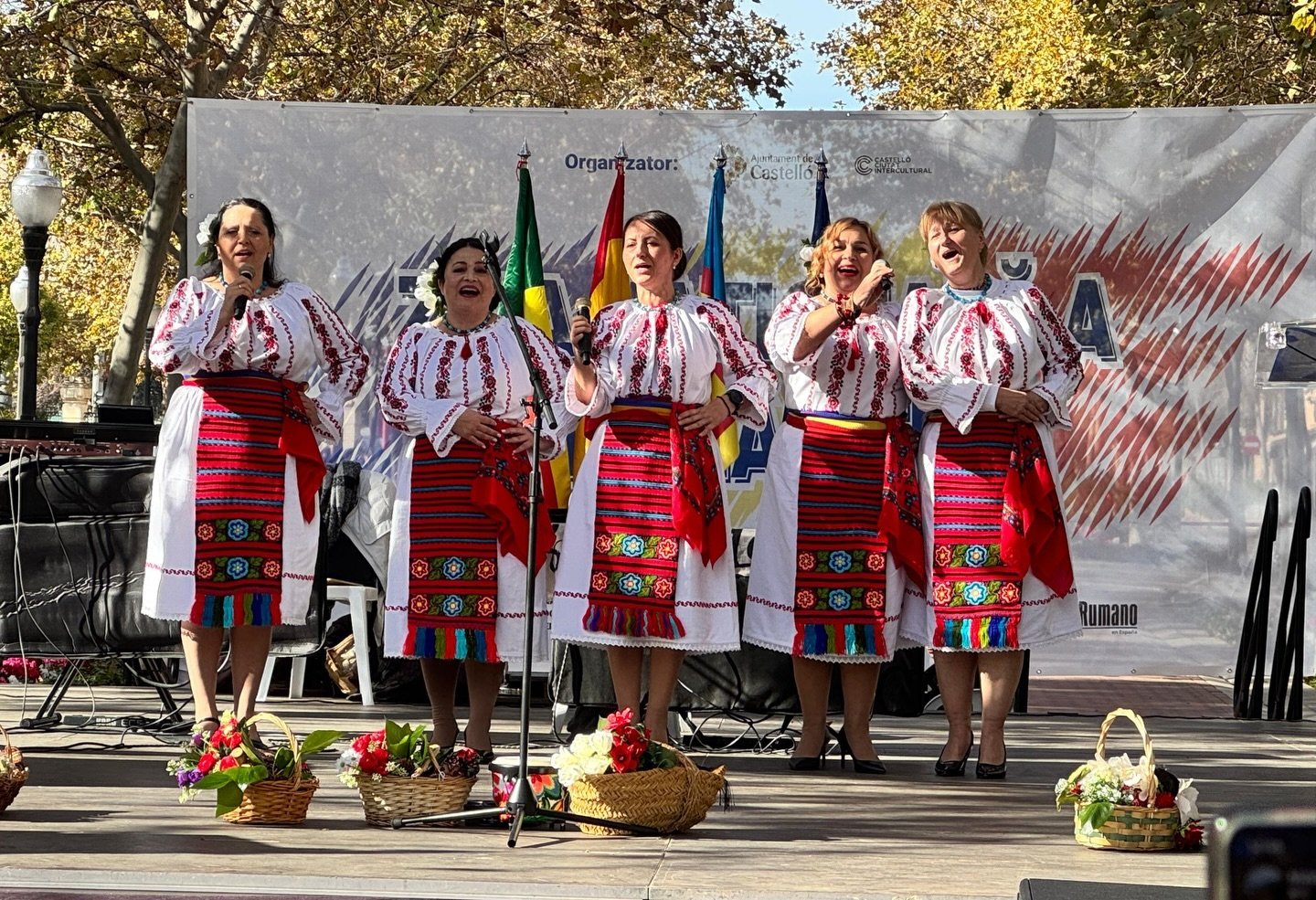 Imagini și videoclipuri: Cum au celebrat românii din Castellon de la Plana Ziua Națională, orașul spaniol plin de drapele, melodii și delicii culinare românești duminică