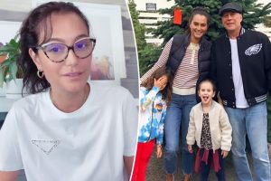 Soția lui Bruce Willis, Emma Heming, traversează o perioadă de durere amestecată cu tristețe înainte de sărbătorile de Crăciun, pe fondul luptei actorului cu demența.

Alternativ, puteți utiliza următoarea reformulare:
Soția legendarului actor Bruce Willis, Emma Heming, se confruntă cu o serie de emoții contradictorii și o profundă tristețe în perioada premergătoare sărbătorilor de iarnă, pe măsură ce soțul ei înfruntă provocările demenței.

Sau, într-o altă variantă:
Emma Heming, partenera de viață a cunoscutului actor Bruce Willis, experimentează un amalgam de sentimente greu de definit în această perioadă a anului, marcată de sărbătorile de Crăciun, pe când soțul ei se luptă cu demența.