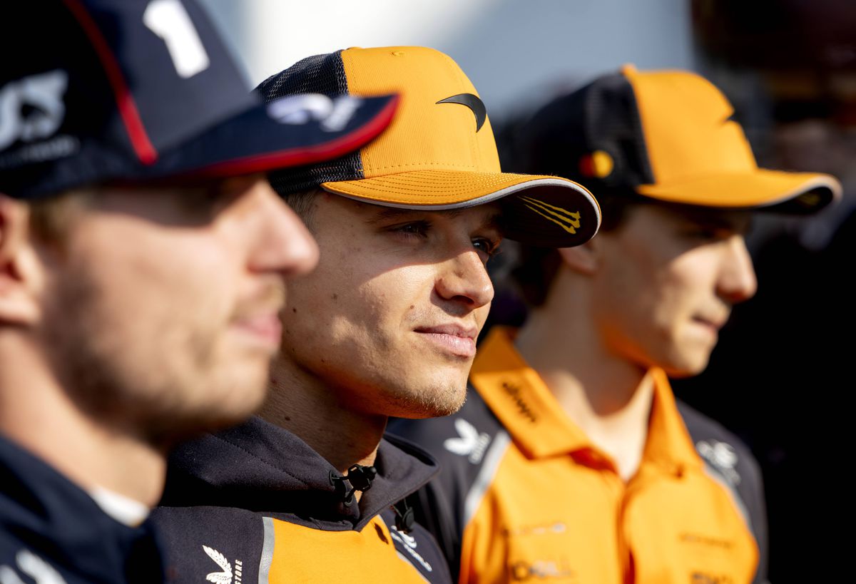 Lupta pentru titlul mondial se intensifică: Norris, Verstappen și Piastri sunt principalii competitori.