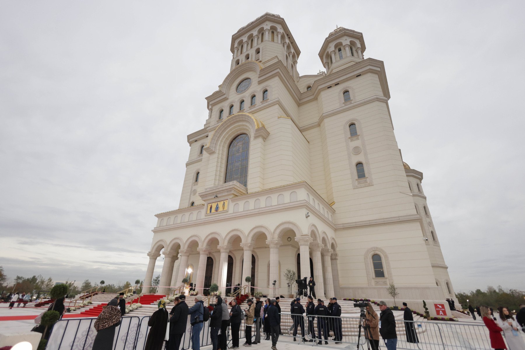 [ad_1] Catedrala Națională va fi deschisă în fiecare zi pe durata sărbătorilor, permițând vizitatorilor să o admire sau să se închine