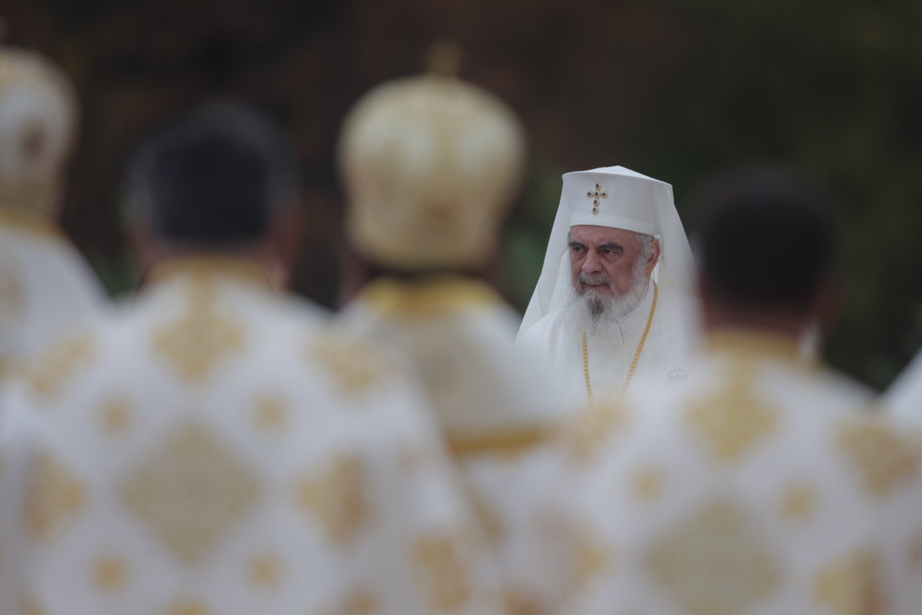 Patriarhul Daniel urează românilor sănătate și pace cu ocazia Anului Nou 2026 și a Sărbătorii Botezului Domnului Într-un moment de reflecție și speranță, Patriarhul Bisericii Ortodoxe Române, Preafericitul Părinte Daniel, a transmis un mesaj video adresat credincioșilor cu ocazia intrării în anul 2026, dar și a Sărbătorii Botezului Domnului