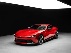 Ferrari, lasat pe balconul unui apartament din Viena pentru protecție pe timpul iernii / Proprietarul încearcă să-și păstreze mașina de 300.000 de euro în siguranță