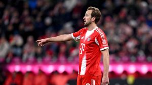 Înlocuiesc cuvintele cu următoarele reformulări:

“Transmiterea în direct a meciului dintre Union Berlin și FC Bayern pe televizor și pe internet: Unde puteți urmări Cupa DFB azi”

Sau o alta varianta:

“Union Berlin joacă contra FC Bayern azi live pe TV și stream: Găsiți aici unde puteți urmări meciul de Cupă DFB”