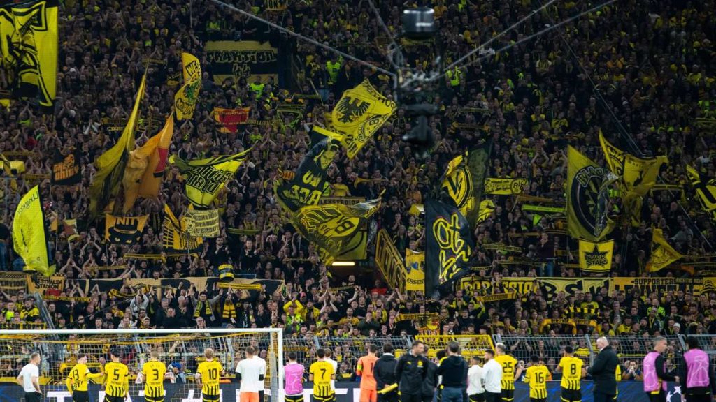 40860293-die-bvb-fans-wuerdigten-die-mannschaft-nach-dem-aus-in-der-champions-league-gegen-barcelona.jpeg