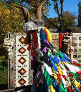 Galerie foto și video: Semnificația dansului tradițional al caprei în Moldova și rolul măștilor populare în acest rit ritual