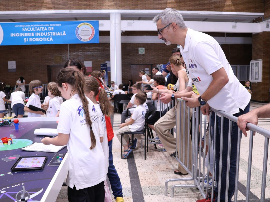 Cafeneaua BdB | Theodor Gorovei: Părerile despre programele de robotică din zonele rurale – „Copiii sunt extrem de entuziaști, deoarece totul le pare complet nou”