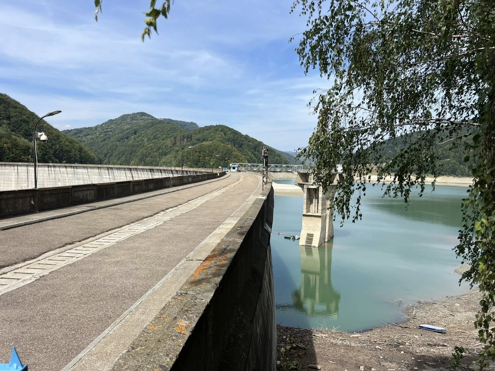 Guvernul României a aprobat joi indicatorii tehnico-economici pentru proiectul de reabilitare a Bazinului de Apă Curată și a lucrărilor anexe de pe râul Doftana, o decizie ce a venit ca răspuns la nevoia urgentă de a asigura siguranța și calitatea surselor de apă din județul Prahova, dar și ca o reacție la recentele controale care au evidențiat vulnerabilități în infrastructură
