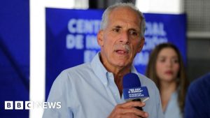 “Candidatul susținut de Trump, Nasry Asfura, câștigă alegerile prezidențiale din Honduras” 

sau 

“Candidatul sprijinit de Trump, Nasry Asfura, obține victoria în alegerile prezidențiale din Honduras” 

sau 

“Reprezentantul susținut de Trump, Nasry Asfura, triumfă în scrutinul electoral prezidențial din Honduras” 

Toate variantele păstrează sensul original al titlului și oferă informația principală despre evenimentul politic.