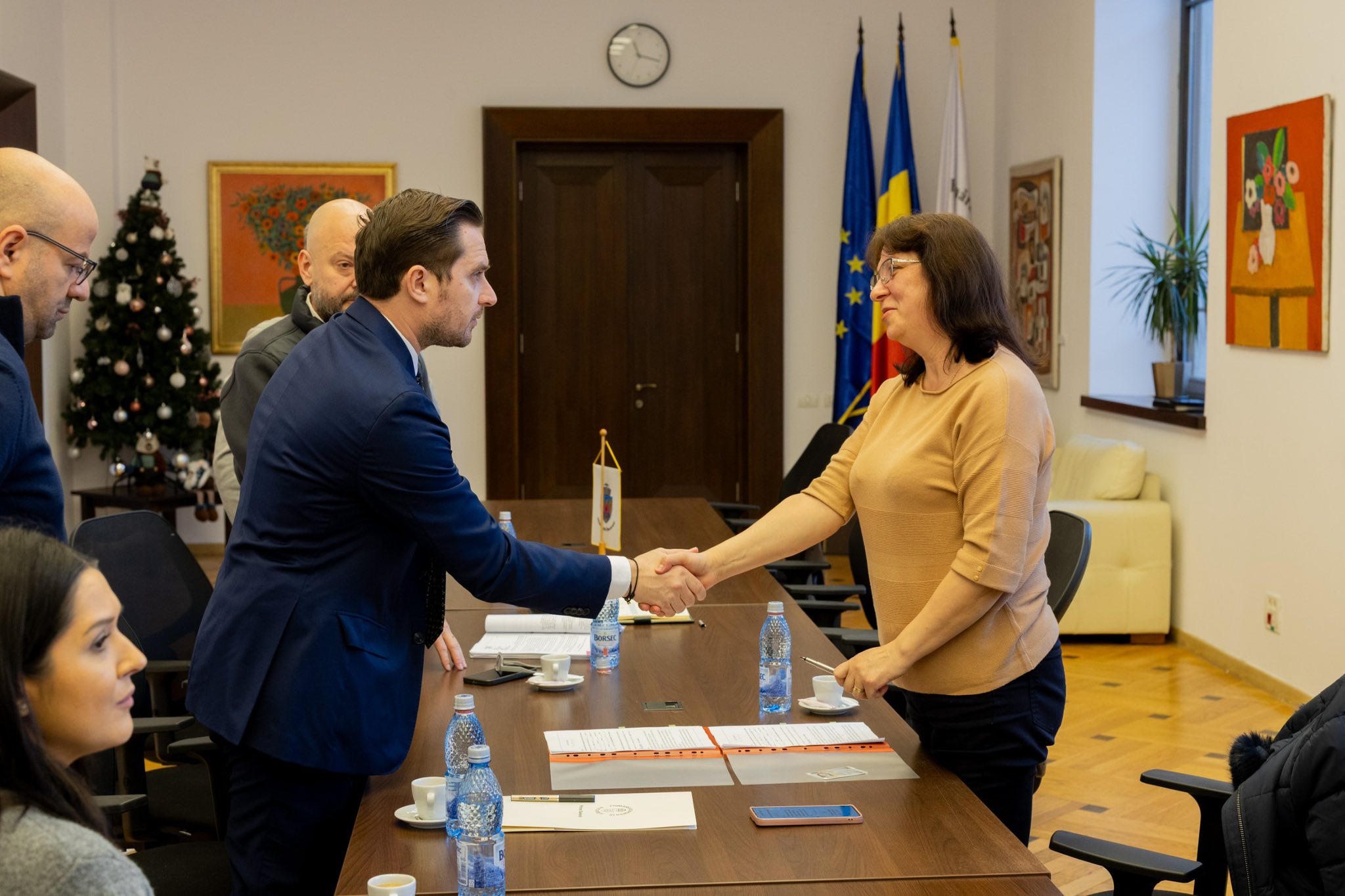 [ad_1] Primăria intervine pentru siguranța locatarilor din Rahova Primarul Stelian Bujduveanu a anunțat pe pagina sa de Facebook un acord semnat cu toți locatarii blocului din Rahova, care va permite Primăriei să efectueze lucrări de consolidare pe cheltuiala instituției