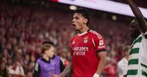 Aici este o reformulare a titlului: “Golurile lui Sudakov au devenit mai ușor de marcat datorită lovirilor puternice ale lui Ríos, depășind așteptările de la Benfica.”