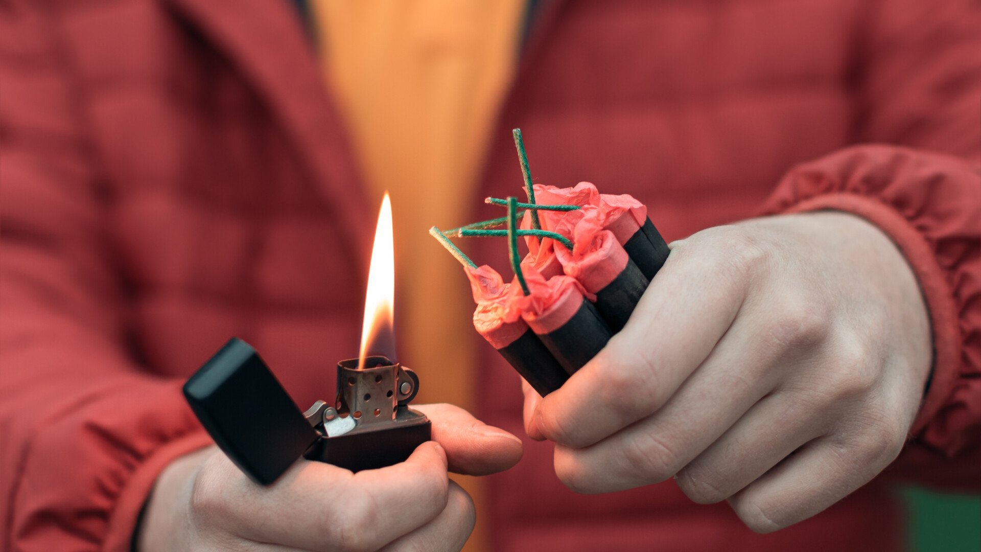 Poliția confiscă 100 de tone de artificii neautorizate Polițiștii au confiscat recent 100 de tone de articole pirotehnice neautorizate, într-o operațiune amplă menită să combate comerțul ilegal de astfel de produse