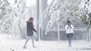 Prognoza meteo pentru ziua de azi, data de 24 decembrie, vine cuVești de iarnă autentică în mai multe zone ale țării, decretând o zi cu ninsori în pragul sărbătorilor de Crăciun, cu temperaturi maxime care nu depășesc pragul de -2 grade Celsius.
