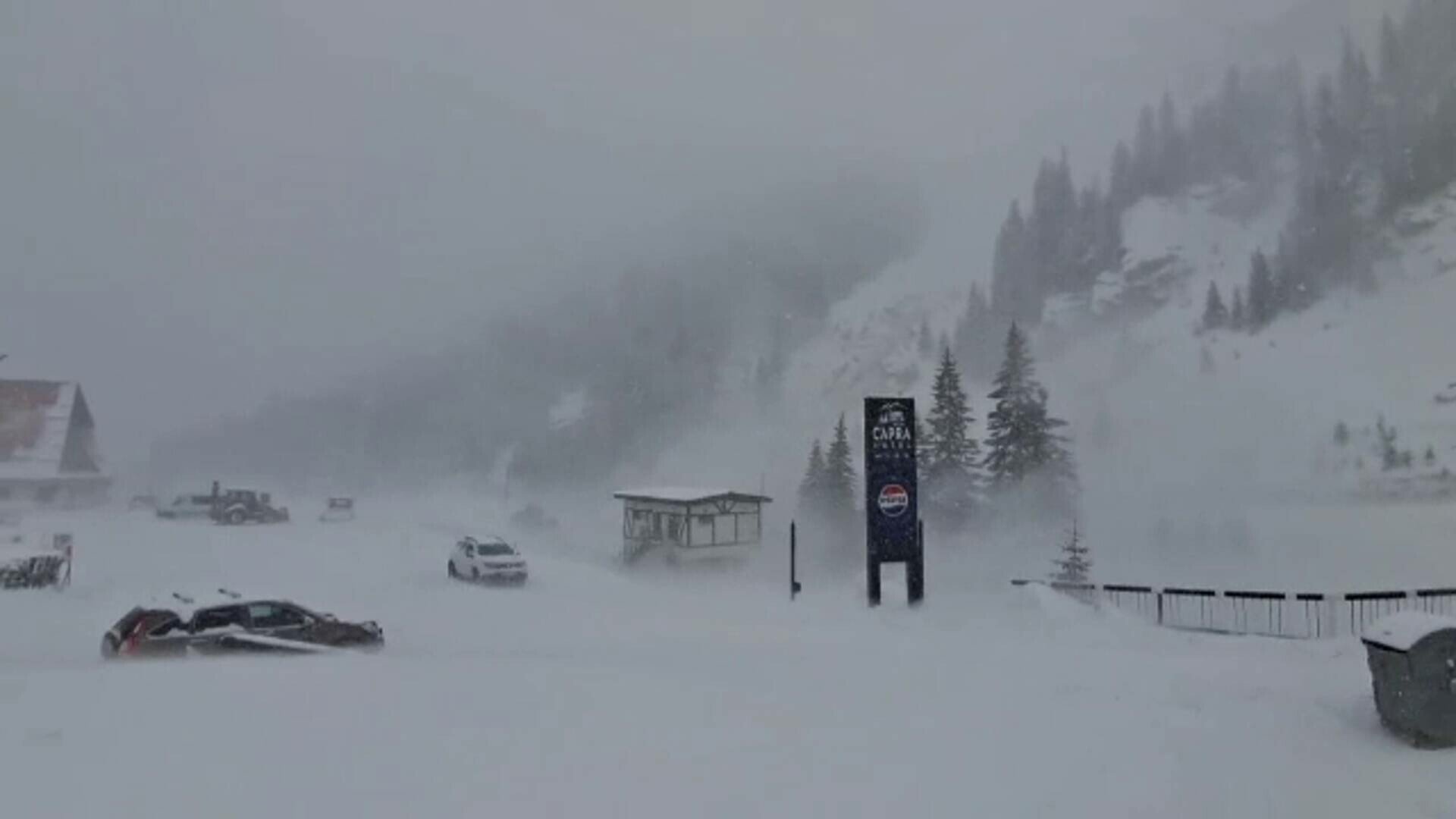Trafic îngreunat pe drumurile principale din România din cauza condițiilor meteo extreme și a unui accident rutier Dimineața zilei de miercuri aduce cu sine probleme majore în circulația rutieră din mai multe zone ale țării, odată cu creșterea numărului de incidente pe șosele