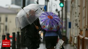 Prognoza meteo pentru ziua de azi, douăzeci și opt decembrie. Vânt puternic este prezent pe întreg teritoriul țării, în timp ce la munte sunt așteptate ninsori și viscole severe, cu rafale de peste o sută treizeci de kilometri pe oră.