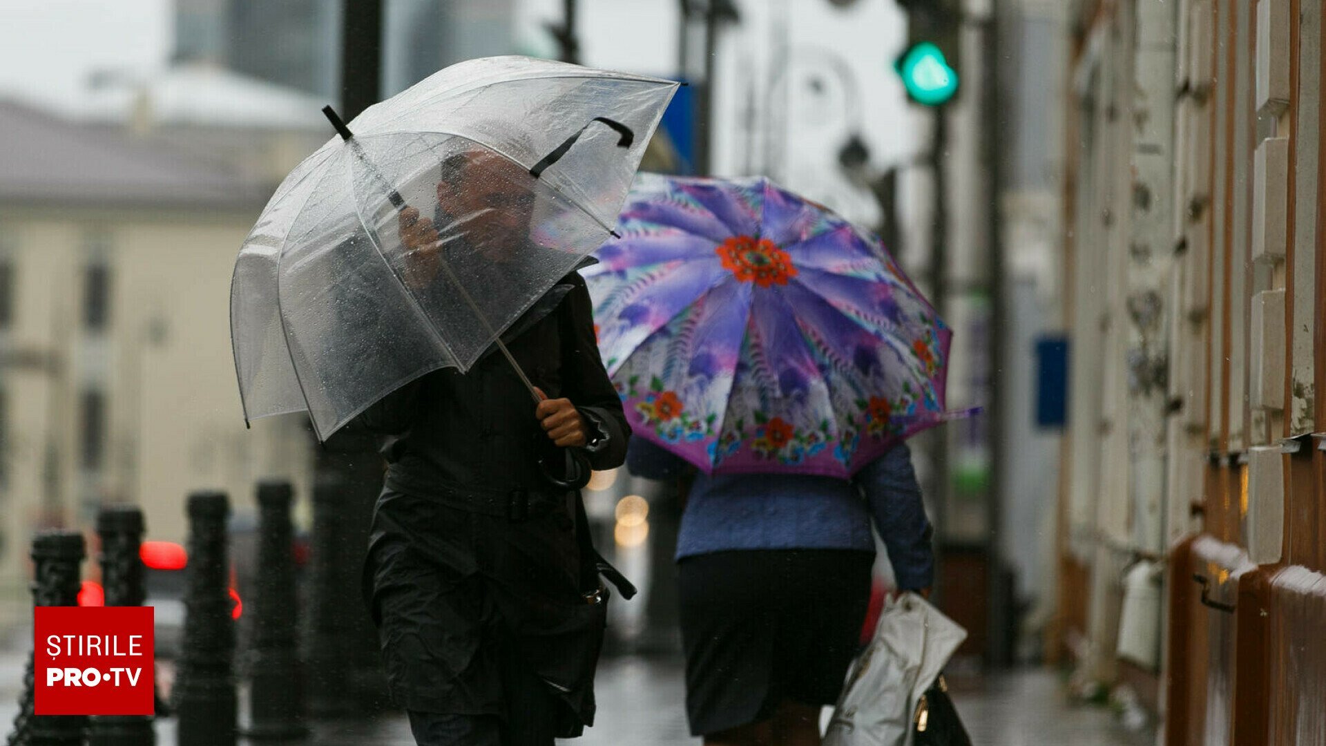 Prognoza meteo pentru ziua de azi, douăzeci și opt decembrie. Vânt puternic este prezent pe întreg teritoriul țării, în timp ce la munte sunt așteptate ninsori și viscole severe, cu rafale de peste o sută treizeci de kilometri pe oră.