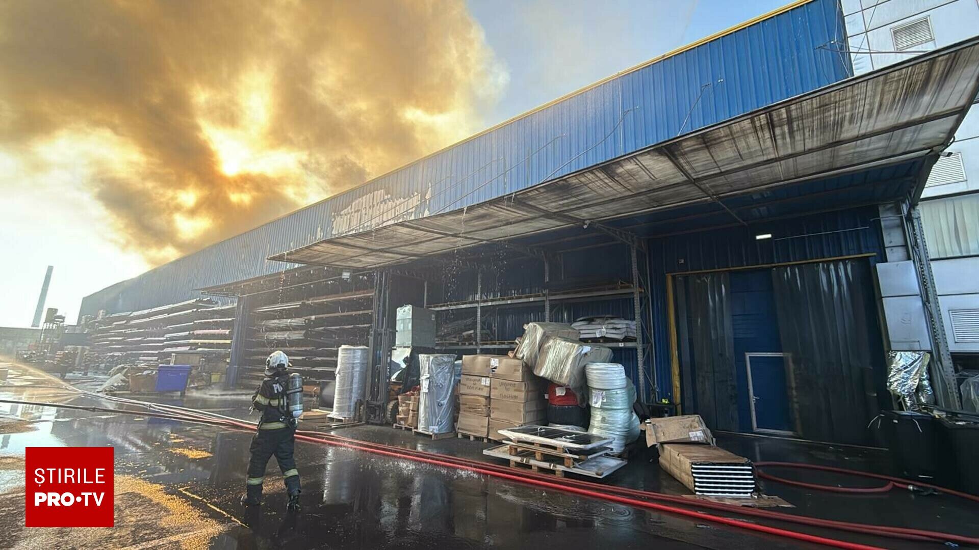 Flăcări devastatoare la un depozit pe bulevardul Iuliu Maniu din București; activate mesajele RO-Alert.