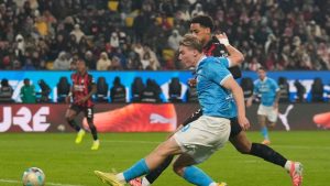 Titlul postarii poate fi reformulat astfel: “Napoli inveinge Milan cu scorul de 2-0, datorita golurilor marcate de Neres si Hojlund, in cadrul Supercupei Italiene”.